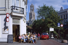 852059 Gezicht op de hoek van de Vinkenburgstraat en de Oudegracht te Utrecht, met links het terras en de ingang van ...